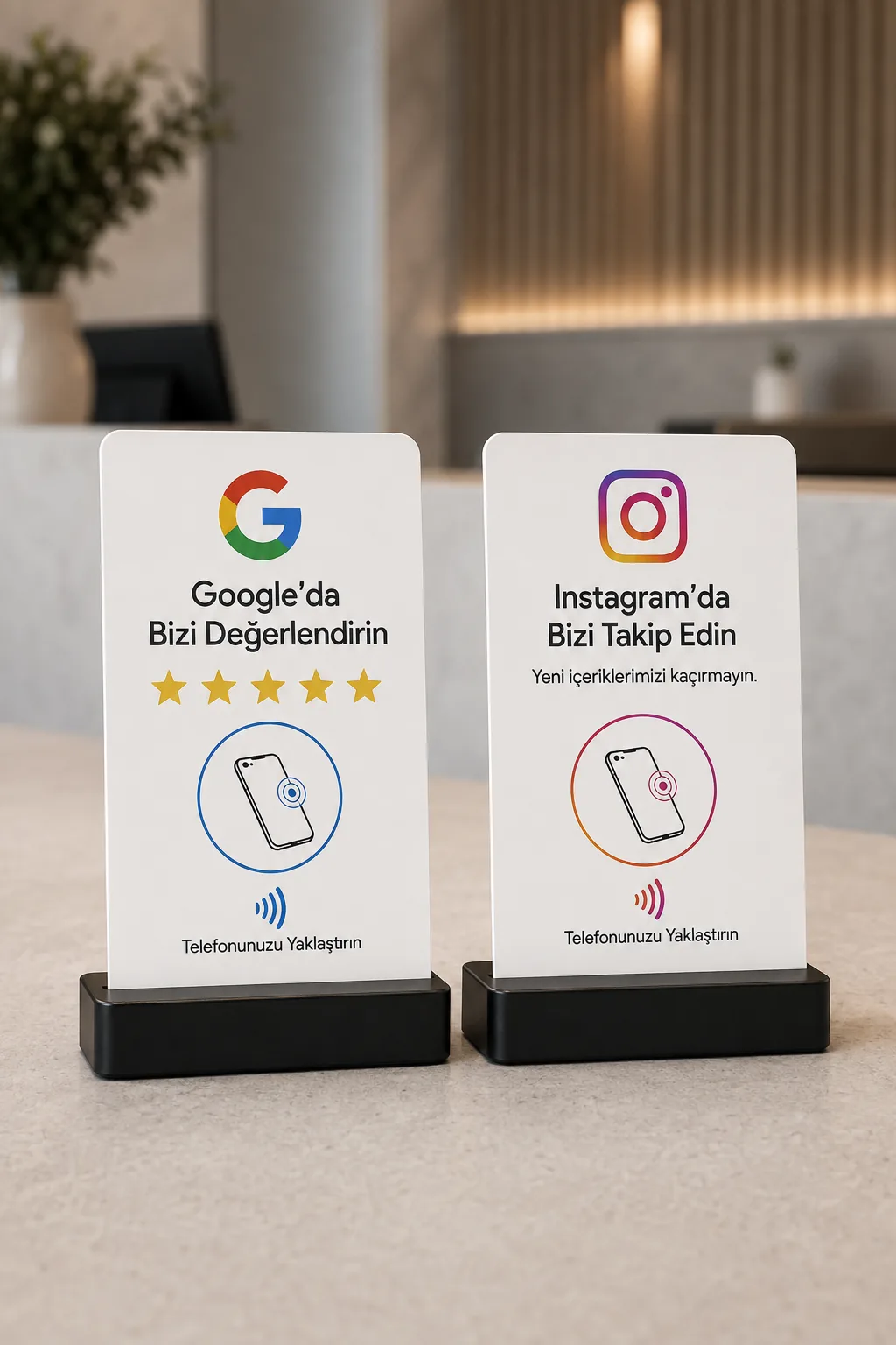 Yan yana duran NFC Google yorum ve Instagram takip standları