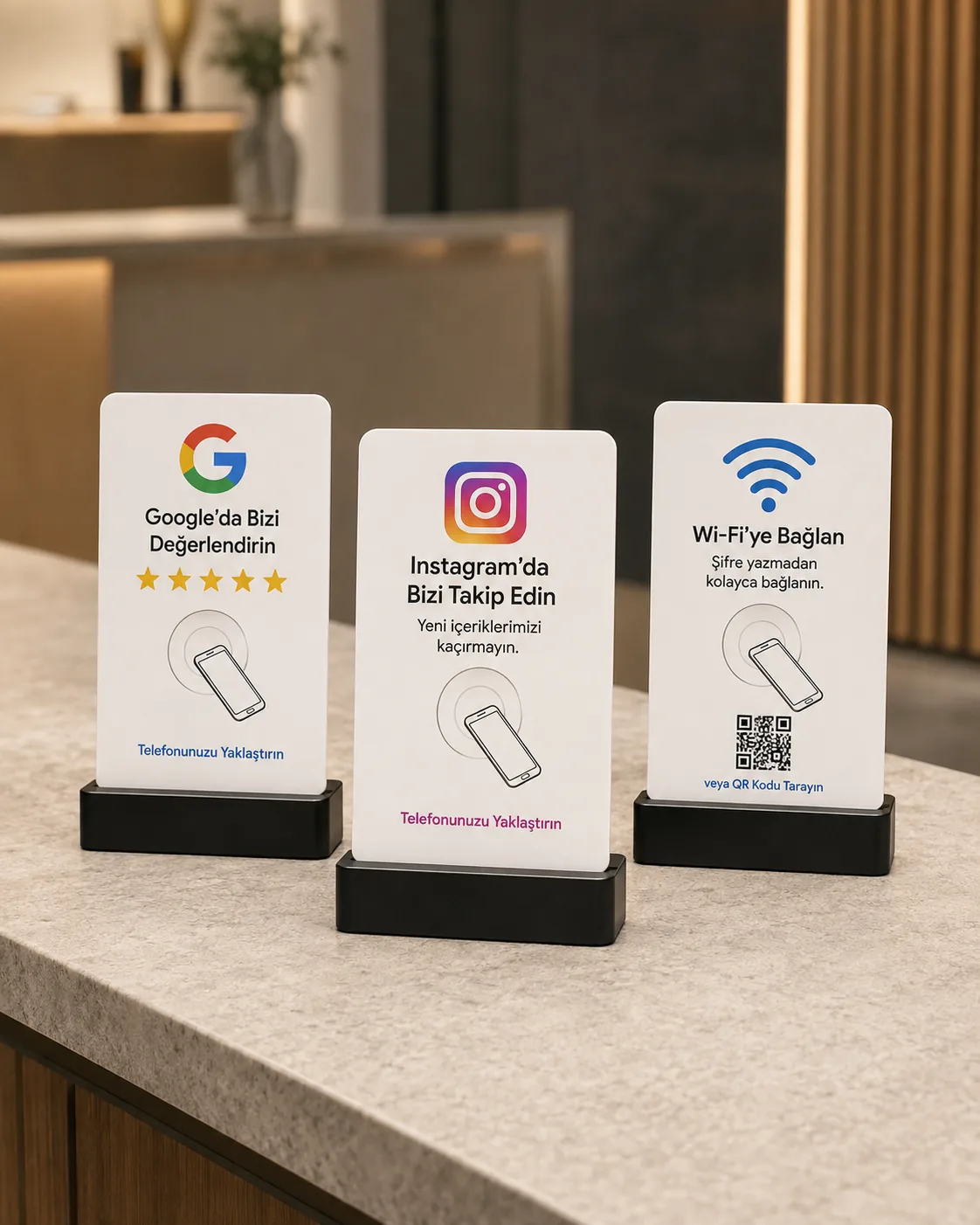 Yan yana duran NFC Google, Instagram ve Wi-Fi standları